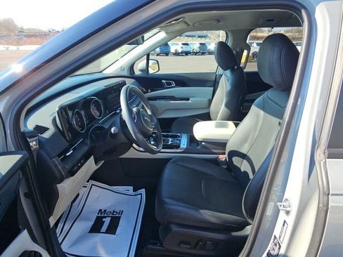 Used 2024 Kia Carnival EX image 12