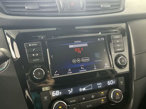Used 2020 Nissan Rogue SV FWD image 16