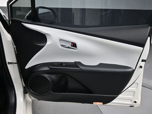 Used 2017 Toyota Prius Prime Advanced image 36