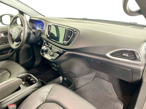 Used 2025 Chrysler Pacifica Select FWD image 28