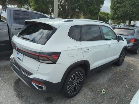 Used 2025 Volkswagen Taos SE w/ Panoramic Sunroof Package image 2