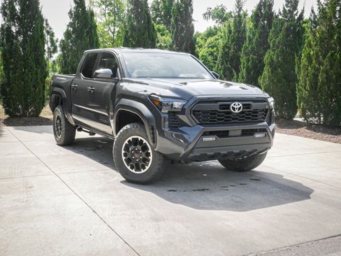 Used 2025 Toyota Tacoma TRD Off-Road AWD/4WD image 2