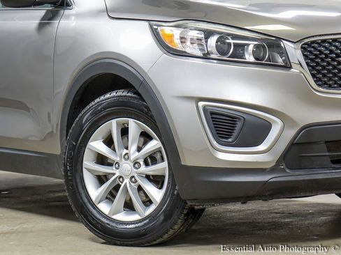 Used 2017 Kia Sorento LX w/ LX Convenience Package image 4