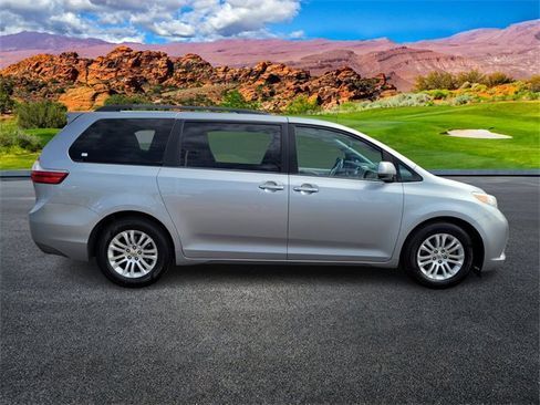 Used 2015 Toyota Sienna XLE image 3