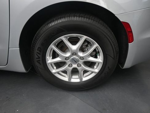 Used 2024 Chrysler Pacifica Touring-L image 24