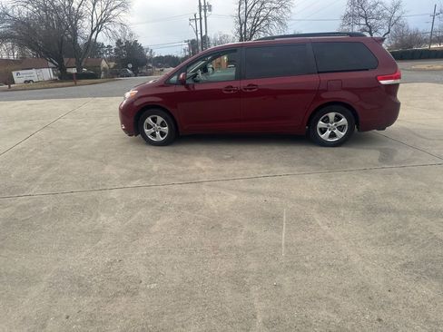 Used 2013 Toyota Sienna LE image 3