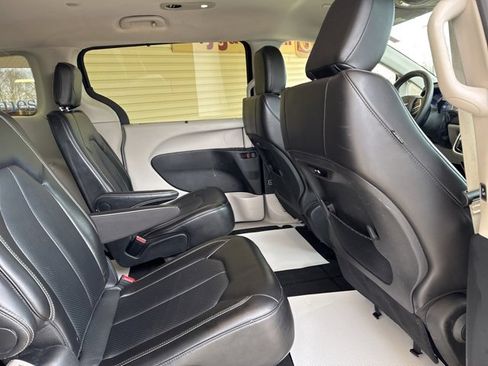 Used 2024 Chrysler Pacifica Touring-L image 29