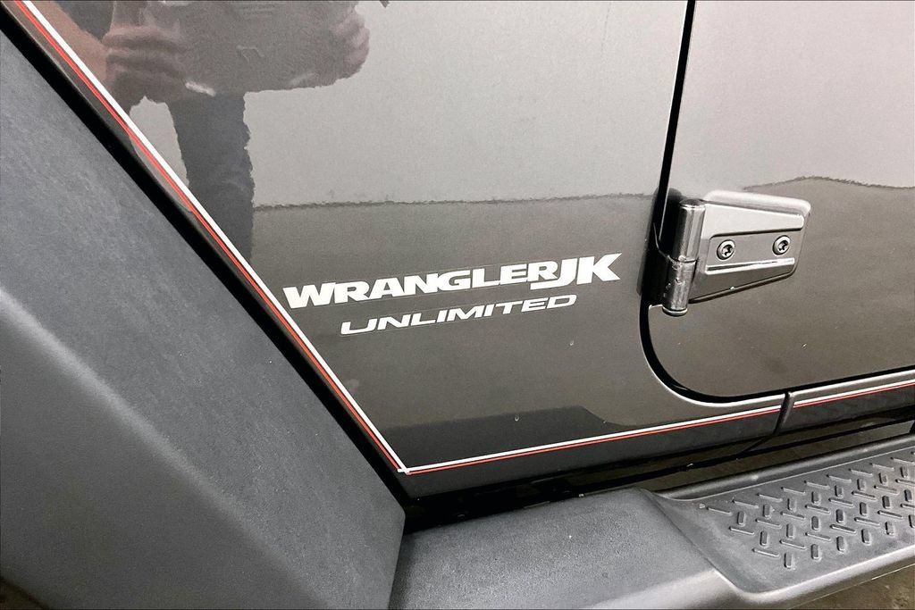 Used 2018 Jeep Wrangler Unlimited Rubicon w/ Connectivity Group AWD/4WD image 24