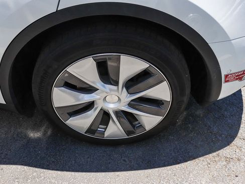 Used 2021 Tesla Model Y Long Range AWD/4WD image 18