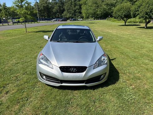 Used 2010 Hyundai Genesis 3.8 RWD image 8