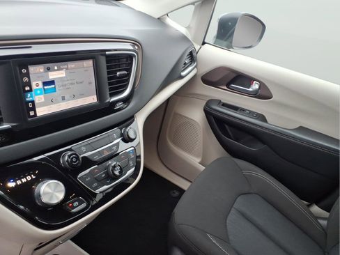 Used 2023 Chrysler Voyager LX image 21