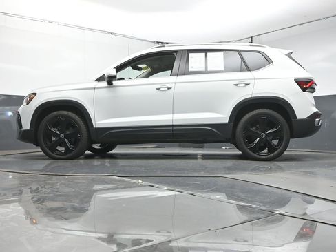 Used 2025 Volkswagen Taos SE image 34