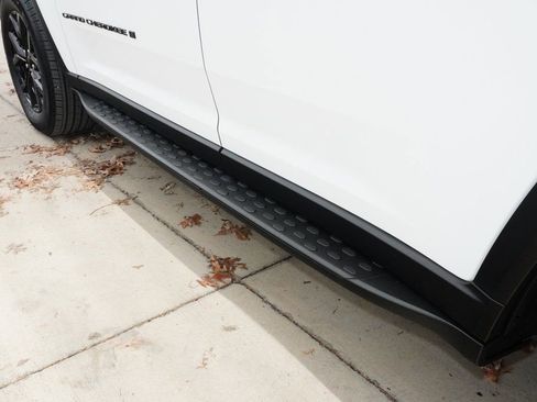 Used 2024 Jeep Grand Cherokee L Altitude image 10