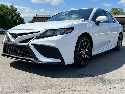 Used 2022 Toyota Camry SE FWD image 3
