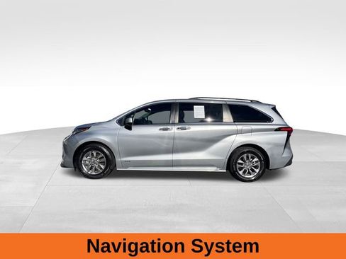 Used 2021 Toyota Sienna XLE image 2