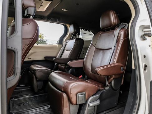 Used 2022 Toyota Sienna Platinum image 50