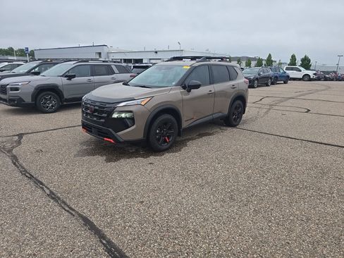 Used 2025 Nissan Rogue SV AWD/4WD image 1
