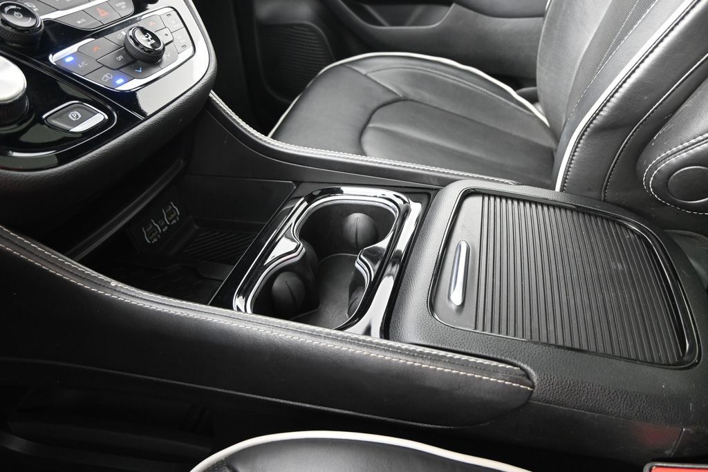 Used 2025 Chrysler Pacifica Limited FWD image 33