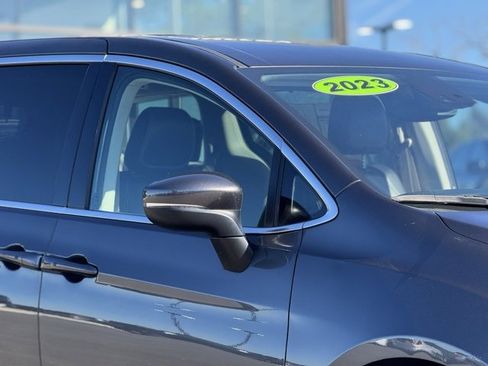 Used 2023 Chrysler Pacifica Touring-L image 4