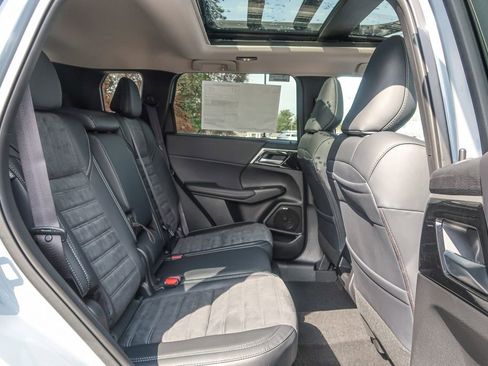 New 2026 Mitsubishi Outlander AWD image 19