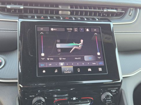 Used 2025 Jeep Grand Cherokee Laredo X RWD image 10