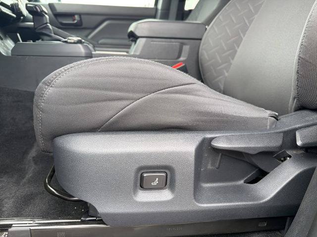 Used 2025 Toyota Tacoma SR5 AWD/4WD image 32