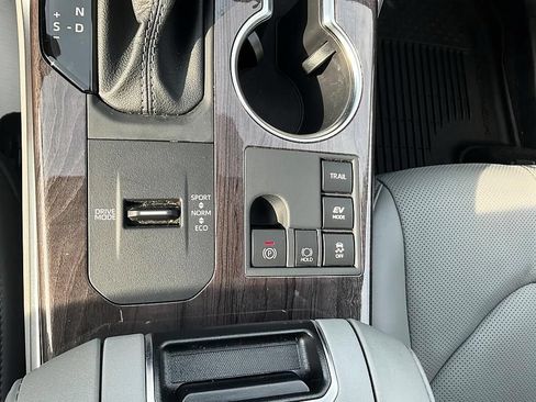Used 2026 Toyota Highlander Limited AWD/4WD image 28