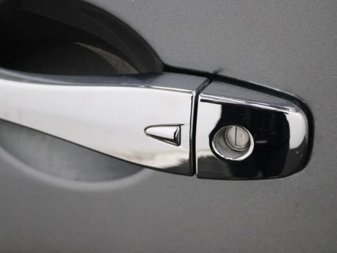 Used 2018 Nissan Pathfinder SL w/ Midnight Edition Package FWD image 9