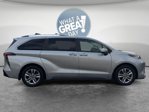 Used 2024 Toyota Sienna Limited AWD/4WD image 2