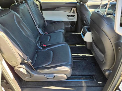 Used 2024 Kia Carnival LX FWD image 13