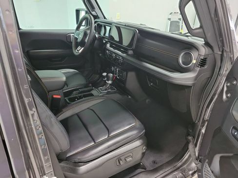 Used 2024 Jeep Wrangler Unlimited Sahara AWD/4WD image 22