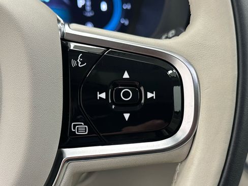 Used 2023 Volvo XC60 B5 Plus image 26