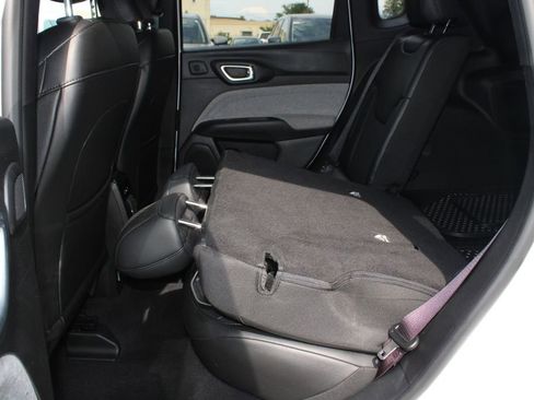 Used 2025 Jeep Compass Latitude w/ Sun & Sound Group AWD/4WD image 15