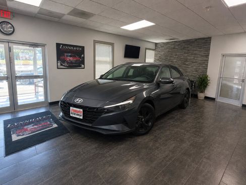 Used 2023 Hyundai Elantra SEL w/ Cargo Package FWD image 3