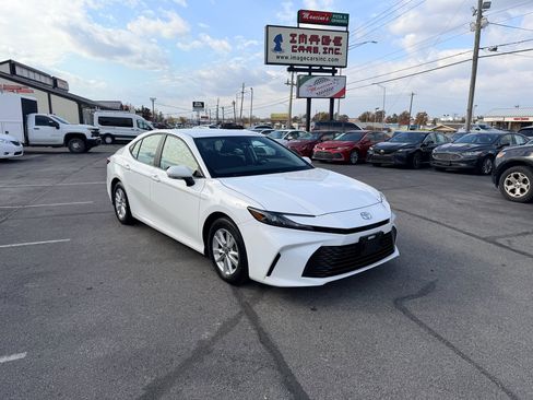 Used 2025 Toyota Camry LE image 4