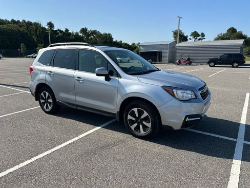 Used 2017 Subaru Forester 2.5i Limited AWD/4WD image 2