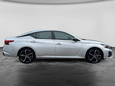 Used 2024 Nissan Altima 2.5 SR FWD image 9