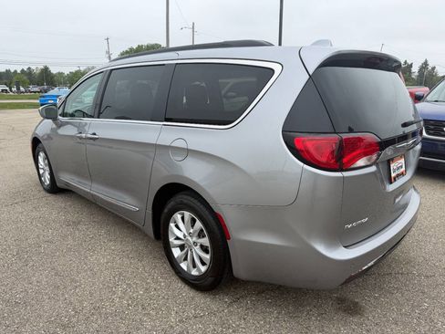 Used 2017 Chrysler Pacifica Touring-L FWD image 3