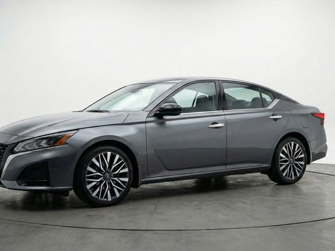 Used 2025 Nissan Altima 2.5 SV FWD image 3