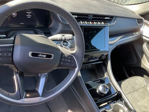 Used 2023 Jeep Grand Cherokee Altitude image 11