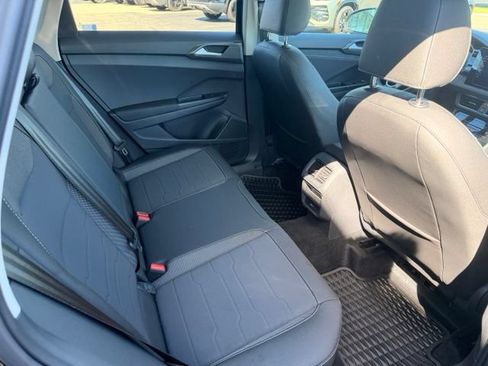 Certified 2025 Volkswagen Taos SE FWD image 17