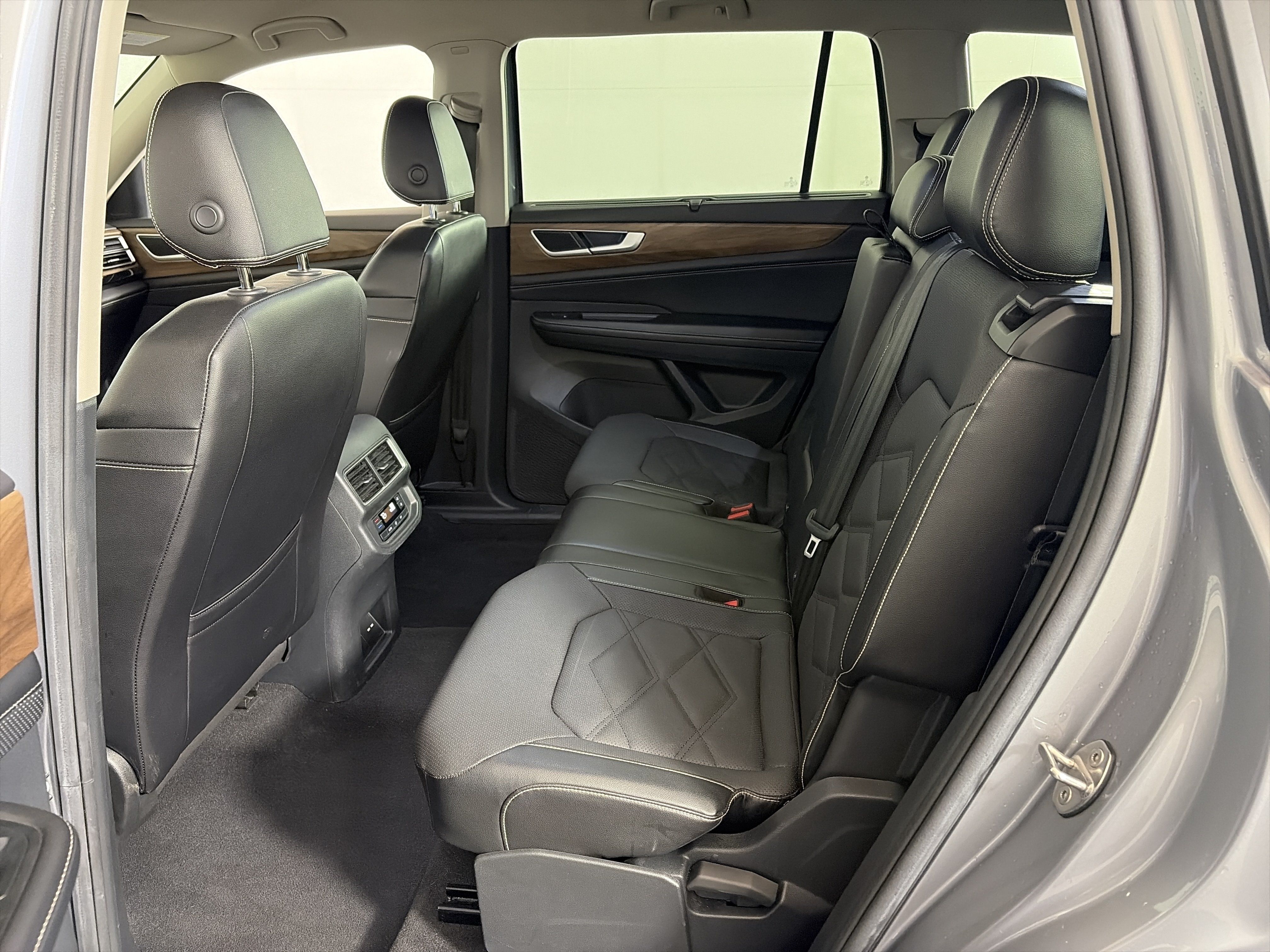 Used 2024 Volkswagen Atlas SE AWD/4WD image 7