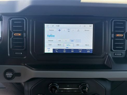 Used 2022 Ford Bronco Badlands image 11