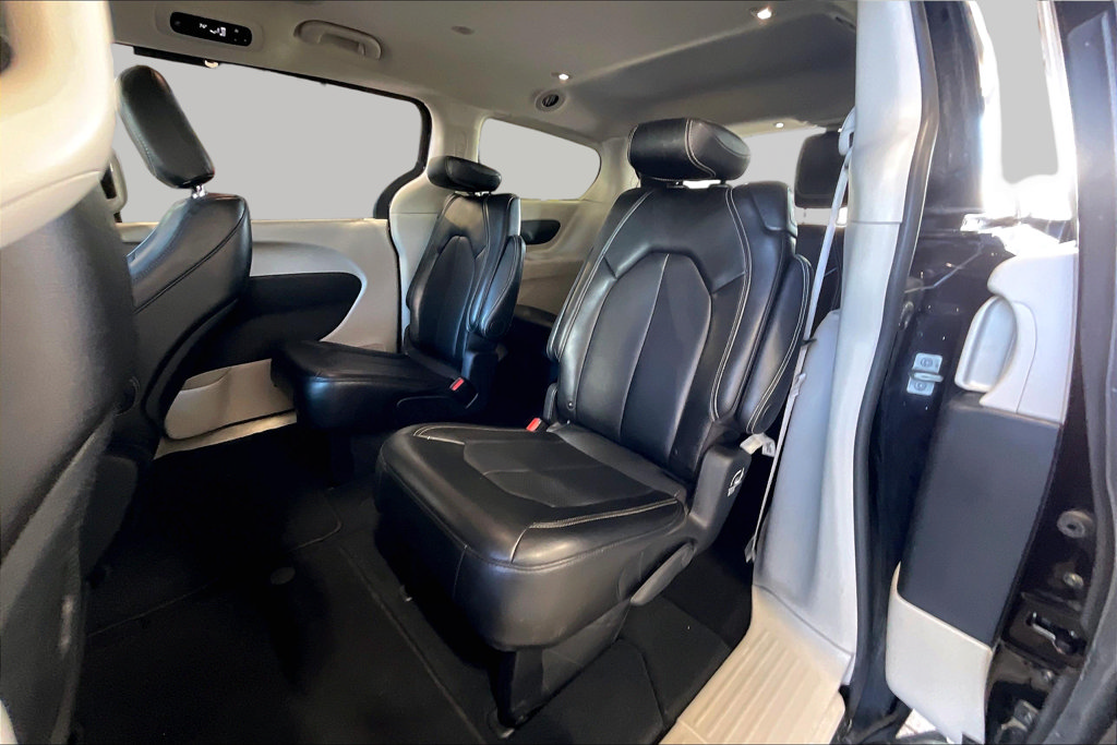 Used 2024 Chrysler Pacifica Touring-L FWD image 14
