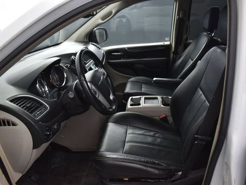 Used 2015 Chrysler Town & Country Touring FWD image 6