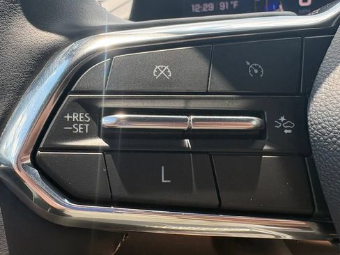 Used 2025 Chevrolet Traverse LT FWD image 6
