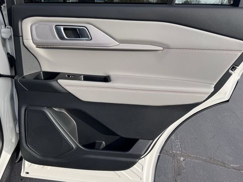 Used 2025 Ford Explorer Active w/ Active Comfort Package image 33