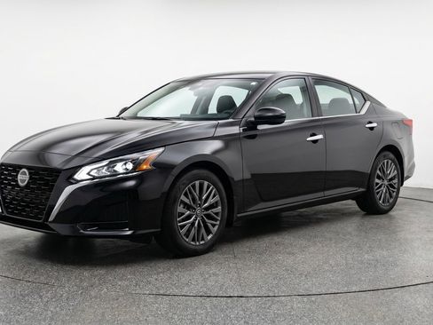 Used 2025 Nissan Altima 2.5 SV FWD image 3