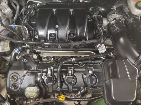 Used 2018 Ford Explorer XLT w/ Equipment Group 202A FWD image 30