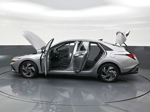 Used 2025 Hyundai Elantra Sport image 31